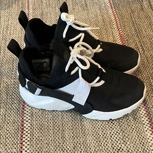 Nike Air Hurache City Low - size 8.5